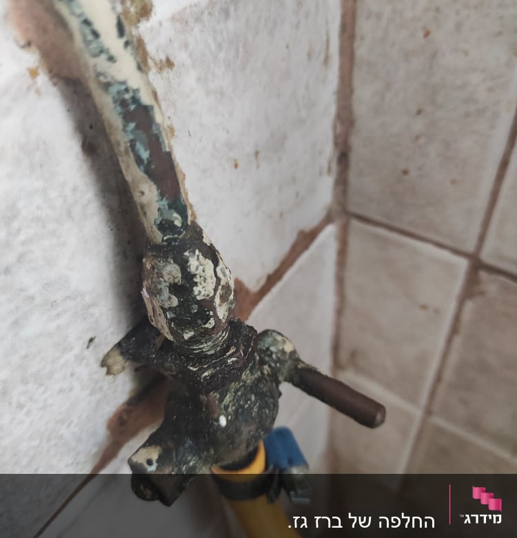 צינור גז ישן עם חלודה וחיבור צינור צהוב